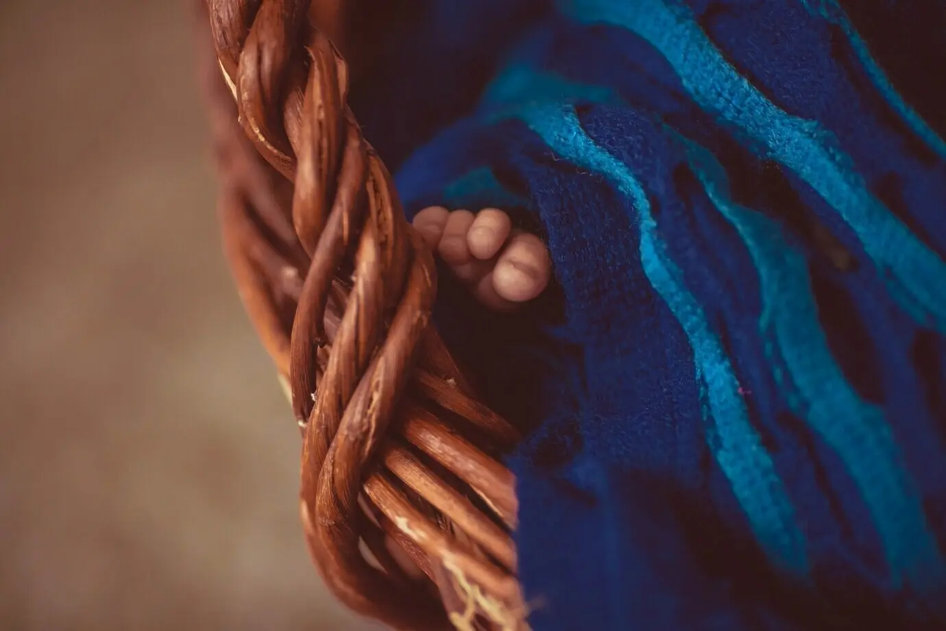 Niedliche, kleine Beine eines neugeborenen Babys